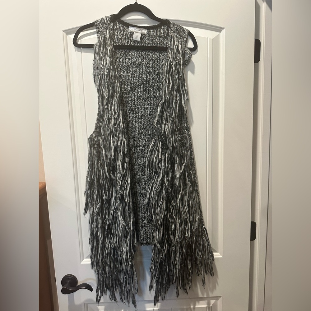 Women’s Chemistry Monochrome Knit Sweater Vest with Fringes.  Size Large.